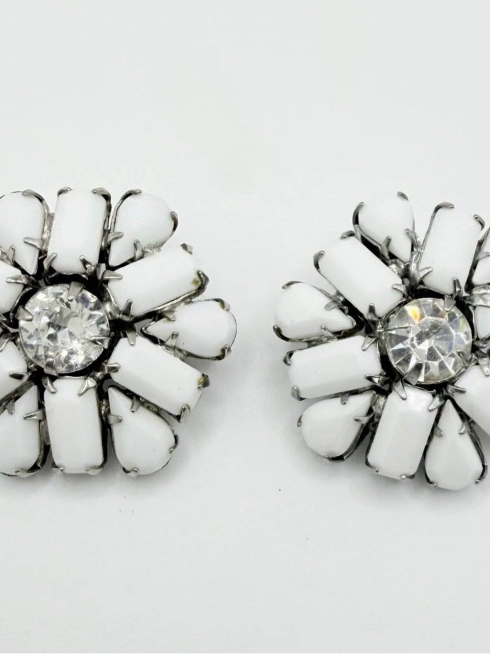 Signed Weiss Vintage White Glass Rhinestone Daisy Flower Clip On Earrings